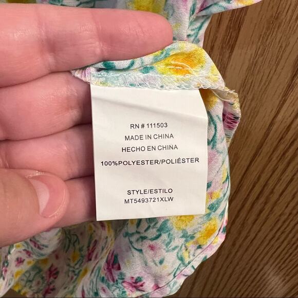 NEW Lily White Ruffle Cap Sleeve Floral V-Neck Top Size Small - Picture 8 of 8